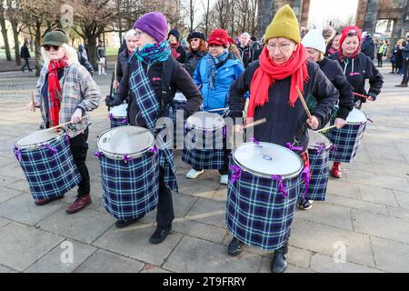 November 23. Glasgow, Großbritannien. Die jährliche St. Andrew's Day Parade fand im Stadtzentrum von Glasgow statt, in der sich verschiedene linke, sozialistische und politische Gruppen aufhielten. Die Parade findet jährlich am letzten Samstag im November statt. ANAS SARWAR, MSP, Vorsitzender der Scottish Labour Party, nahm an der Parade Teil. Quelle: Findlay/Alamy Live News Stockfoto