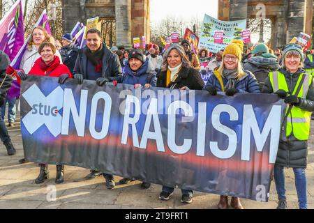 November 23. Glasgow, Großbritannien. Die jährliche St. Andrew's Day Parade fand im Stadtzentrum von Glasgow statt, in der sich verschiedene linke, sozialistische und politische Gruppen aufhielten. Die Parade findet jährlich am letzten Samstag im November statt. ANAS SARWAR, MSP, Vorsitzender der Scottish Labour Party, nahm an der Parade Teil. Quelle: Findlay/Alamy Live News Stockfoto