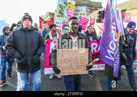 November 23. Glasgow, Großbritannien. Die jährliche St. Andrew's Day Parade fand im Stadtzentrum von Glasgow statt, in der sich verschiedene linke, sozialistische und politische Gruppen aufhielten. Die Parade findet jährlich am letzten Samstag im November statt. ANAS SARWAR, MSP, Vorsitzender der Scottish Labour Party, nahm an der Parade Teil. Quelle: Findlay/Alamy Live News Stockfoto