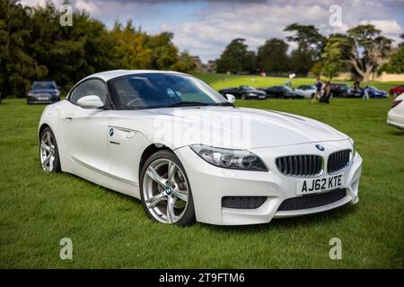 2012 BMW Z4 sDrive20i M Sport auf der Salon Privé Concours d’Elégance Motorshow im Schloss Blenheim. Stockfoto