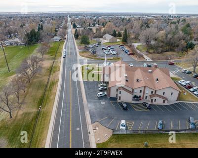 Kirche mit Fernperspektive Straße. Stockfoto