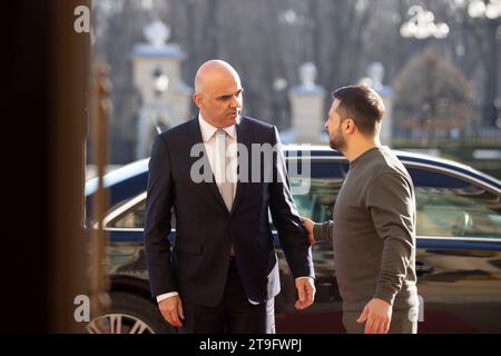 Kiew, Ukraine. November 2023. Der ukrainische Präsident Wolodymyr Zelenskyj, rechts, begrüßt den Schweizer Präsidenten Ignazio Cassis bei seiner Ankunft im Mariinski-Palast am 25. November 2022 in Kiew, Ukraine. Kredit: Ukrainischer Ratsvorsitz/Pressestelle Des Ukrainischen Präsidenten/Alamy Live News Stockfoto