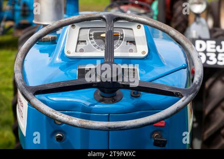 Ein Oldtimer-Ford-Traktor in Großbritannien Stockfoto