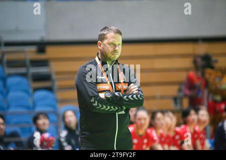 Santander, Spanien, 25. November 2023: Serbischer Trainer Uros Bregar am 2. Spieltag des Spanischen Internationalen Frauenturniers 2023 zwischen Serbien und Japan am 25. November 2023 im Palacio de los Deportes de Santander in Santander, Spanien. Quelle: Alberto Brevers / Alamy Live News. Stockfoto