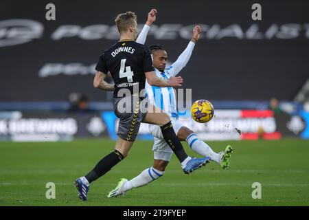 Huddersfield, Großbritannien. November 2023. David Kasumu #18 von Huddersfield Town in Aktion während des Sky Bet Championship Matches Huddersfield Town gegen Southampton im John Smith's Stadium, Huddersfield, Vereinigtes Königreich, 25. November 2023 (Foto: James Heaton/News Images) in Huddersfield, Vereinigtes Königreich am 25. November 2023. (Foto: James Heaton/News Images/SIPA USA) Credit: SIPA USA/Alamy Live News Stockfoto