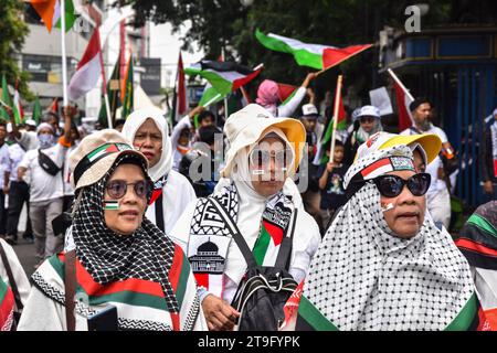 Bandung, Indonesien. November 2023. Während einer Aktion zur Verteidigung Palästinas in Bandung, West-Java, Indonesien, am 25. November 2023 versammelten sich Menschen auf die Straße. Mit dieser Aktion soll die Aggression Israels im Gazastreifen aufs Schärfste verurteilt werden. (Foto: Dimas Rachmatsyah/SIPA USA) Credit: SIPA USA/Alamy Live News Stockfoto