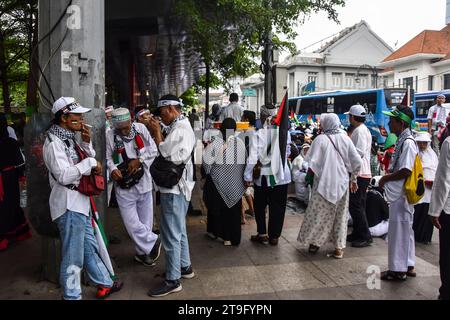 Bandung, Indonesien. November 2023. Tausende Demonstranten gingen am 25. November 2023 auf die Straße, um Palästina in Bandung, West-Java, Indonesien zu verteidigen. Mit dieser Aktion soll die Aggression Israels im Gazastreifen aufs Schärfste verurteilt werden. (Foto: Dimas Rachmatsyah/SIPA USA) Credit: SIPA USA/Alamy Live News Stockfoto