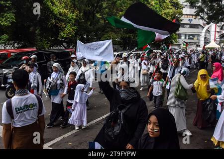 Bandung, Indonesien. November 2023. Tausende Demonstranten gingen am 25. November 2023 auf die Straße, um Palästina in Bandung, West-Java, Indonesien zu verteidigen. Mit dieser Aktion soll die Aggression Israels im Gazastreifen aufs Schärfste verurteilt werden. (Foto: Dimas Rachmatsyah/SIPA USA) Credit: SIPA USA/Alamy Live News Stockfoto