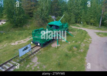 KRASNOFLOTSK, RUSSLAND - 06. JUNI 2019: 180-mm-Eisenbahnartillerie-Halterung TM-1-180 an einem Juni-Tag. Schießen von einem Quadcopter. Fort „Krasnaya Gorka“ Stockfoto