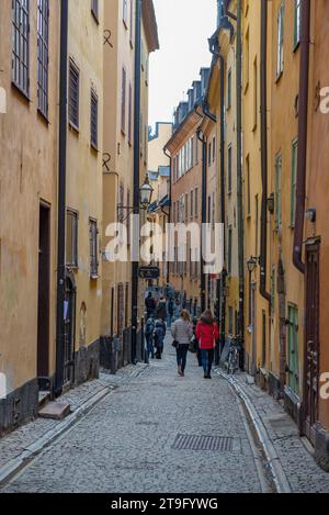 STOCKHOLM, SCHWEDEN - 9. MÄRZ 2019: In den engen Gassen der Altstadt an einem Märztag Stockfoto