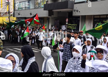 Bandung, Indonesien. November 2023. Tausende Demonstranten gingen am 25. November 2023 auf die Straße, um Palästina in Bandung, West-Java, Indonesien zu verteidigen. Mit dieser Aktion soll die Aggression Israels im Gazastreifen aufs Schärfste verurteilt werden. (Foto: Dimas Rachmatsyah/SIPA USA) Credit: SIPA USA/Alamy Live News Stockfoto