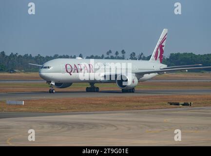 COLOMBO, SRI LANKA - 24. FEBRUAR 2020: Flugzeuge Boeing 777-3DZER (A7-BEN) der Qatar Airways auf dem Rollweg des internationalen Flughafens Bandaranaike Stockfoto