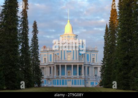 LOMONOSSOW, RUSSLAND - 19. NOVEMBER 2023: Der antike Pavillon des Rollenden Hügels an einem Novemberabend. Schlosspark Oranienbaum Stockfoto