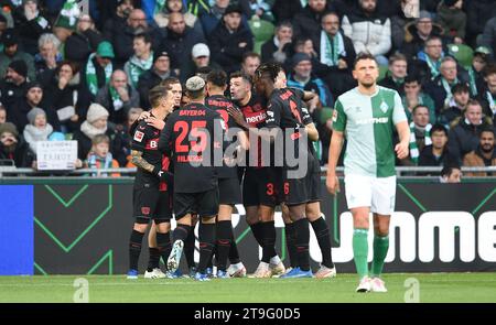 Bremen, Deutschland. November 2023. Fußball, Bundesliga, SV Werder Bremen - Bayer 04 Leverkusen, Spieltag 12, wohninvest Weserstadion. Leverkusens Spieler feiern das eigene Ziel, es 0:1 zu erreichen. Hinweis: Carmen Jaspersen/dpa – WICHTIGER HINWEIS: gemäß den Vorschriften der DFL Deutscher Fußball-Liga und des DFB Deutscher Fußball-Bundes ist es verboten, im Stadion und/oder des Spiels aufgenommene Fotografien in Form von sequenziellen Bildern und/oder videoähnlichen Fotoserien zu verwenden oder zu nutzen./dpa/Alamy Live News Stockfoto