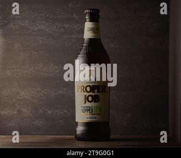 Mansfield, Nottingham, Vereinigtes Königreich, 24. November 2023: Studio-Produktbild einer Flasche richtigen Job Ale. Stockfoto