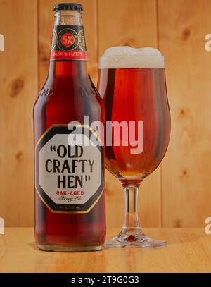 Mansfield, Nottingham, Großbritannien, 24. November 2023: Studio-Produktbild von Old Craft Hen Ale in einer Flasche und einem Glas. Stockfoto