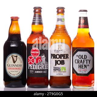 Mansfield, Nottingham, Großbritannien, 24. November 2023: Studio-Produktbild verschiedener Bierflaschen aus verschiedenen Brauereien auf weißem Hintergrund. Stockfoto