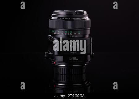 Mansfield, Nottingham, Großbritannien, 24. November 2023: Studio-Produktabbildung eines Canon 90-mm-Neigeobjektivs. Stockfoto