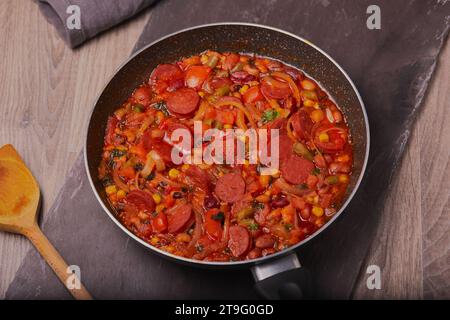 Chorizo-Eintopf in einer Pfanne auf Schieferoberfläche. Stockfoto
