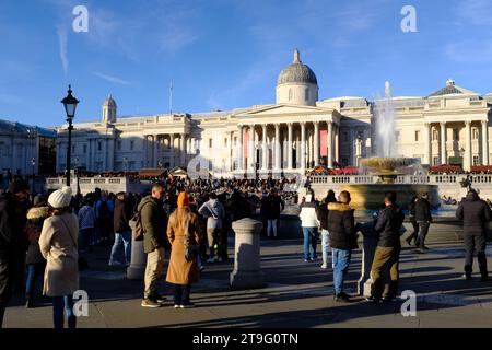 London, England: 25. November 2023: Trafalgar Square an einem sonnigen Wintertag im November. Stockfoto