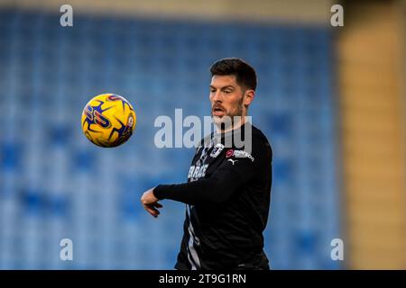 Jamie Proctor (9 Barrow) cb während des Spiels der Sky Bet League 2 zwischen Colchester United und Barrow im Weston Homes Community Stadium, Colchester am Samstag, den 25. November 2023. (Foto: Kevin Hodgson | MI News) Credit: MI News & Sport /Alamy Live News Stockfoto