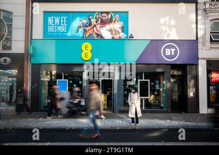 LONDON – 23. NOVEMBER 2023: EE BT Mobile- und Internet-Einzelhandelsgeschäfte und Motion verschwimmen die Käufer in der Oxford Street, einem Wahrzeichen des Einzelhandels Stockfoto