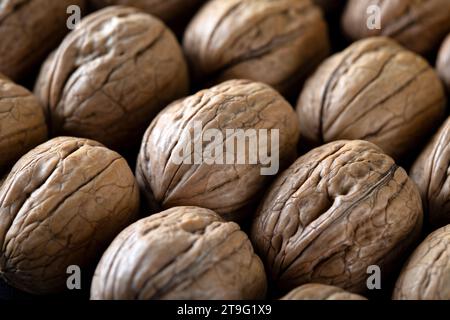 Nahaufnahme einer Gruppe schalierter Walnüsse Stockfoto