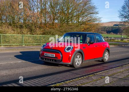 2023 Mini Cooper Classic Auto 136 Steptronic Auto Start/Stopp Rotes Auto mit Heckrückhalter, Benzinmotor 1499 ccm Stockfoto