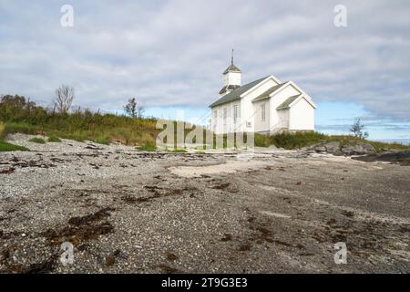 Gimsoy Church, Gimsoya, Lofoten Islands, Norwegen, vom Strand aus gesehen Stockfoto
