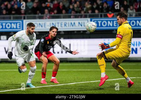 Rotterdam, Niederlande. November 2023. Rotterdam - Luka Ivanusec aus Feyenoord, sbv Excelsior Torhüter Stijn van Gassel während des Spiels zwischen Excelsior und Feyenoord im Van Donge & de Roo Stadion am 25. November 2023 in Rotterdam, Niederlande. Credit: Box to Box Pictures/Alamy Live News Stockfoto