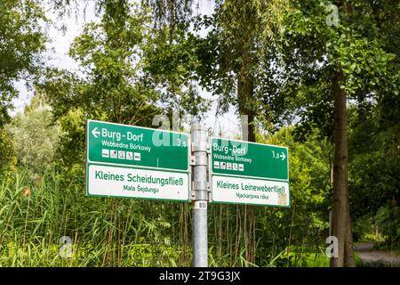 Burg, Deutschland - 22. Juli 2023: Straßenschild bei Burg im Spreewald Venedig mit vielen Kanälen und Wasserspaß zwischen Dresden und Berlin im Bundesland Brandenburg Stockfoto