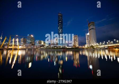 Donau City in der Abenddämmerung Stockfoto