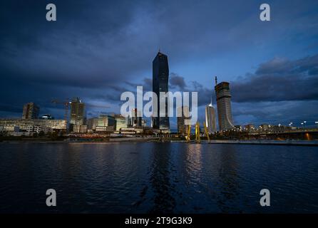 Donau City in der Abenddämmerung Stockfoto