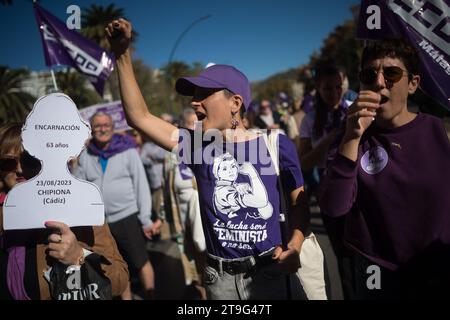 Malaga, Spanien. November 2023. Eine Frau, die an einer Demonstration zum Internationalen Tag zur Beseitigung der Gewalt gegen Frauen teilnimmt, wird beobachtet, wie sie schreiend und mit der Faust hochsteht. Dutzende Demonstranten gehen auf die Straßen von Malaga, um die Frauenmorde und -Mißbraucher in einer landesweiten Bewegung zu verurteilen, die jeden 25. November stattfindet. Quelle: SOPA Images Limited/Alamy Live News Stockfoto