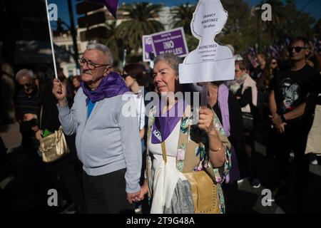 Malaga, Spanien. November 2023. Während einer Demonstration des Internationalen Tages zur Beseitigung der Gewalt gegen Frauen wird ein Paar bei der Hand gesehen, wie es Plakate hält. Dutzende Demonstranten gehen auf die Straßen von Malaga, um die Frauenmorde und -Mißbraucher in einer landesweiten Bewegung zu verurteilen, die jeden 25. November stattfindet. Quelle: SOPA Images Limited/Alamy Live News Stockfoto