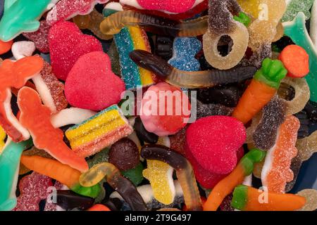 Verschiedene und farbenfrohe Gelbonbons mit Zuckerguss Stockfoto