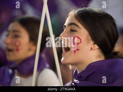 Malaga, Spanien. November 2023. Eine Frau, deren Gesicht mit einem feministischen Symbol bemalt ist, wird bei einer Demonstration des Internationalen Tages zur Beseitigung von Gewalt gegen Frauen mit Parolen gesehen. Dutzende Demonstranten gehen auf die Straßen von Malaga, um die Frauenmorde und -Mißbraucher in einer landesweiten Bewegung zu verurteilen, die jeden 25. November stattfindet. Quelle: SOPA Images Limited/Alamy Live News Stockfoto