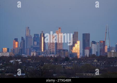 London Großbritannien. 25. November 2023. Die Skyline der Stadt London und des Finanzviertels glüht im Sonnenlicht bei Sonnenuntergang an einem kalten frostigen Tag, da die Temperaturen voraussichtlich heute Abend unter Null sinken werden. Credit: amer ghazzal/Alamy Live News . Stockfoto