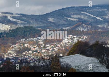 Wohngebiet in der Stadt Zubri in der Nähe von Roznov Pod Radhostem. Sehr kleine tschechische Stadt am Fuße der Ausläufer, die im Spätherbst mit dem ersten Schnee bedeckt ist. Stockfoto