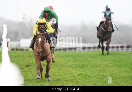 State man wurde von Jockey Paul Townend (links) auf dem Weg zum Sieg der Unibet Morgiana Hürde während des ersten Tages des Punchestown Winter Festivals auf der Punchestown Racecourse gefahren. Bilddatum: Samstag, 25. November 2023. Stockfoto