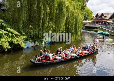 Burg, Deutschland - 22. Juli 2023: Fahrt mit dem traditionellen Kesselboot im Spreewald Venedig zwischen Dresden und Berlin im brandenburgischen Bundesland Stockfoto