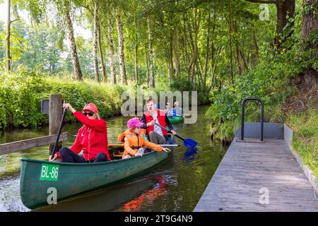 Burg, Deutschland - 22. Juli 2023: Vorbeifahrende Schleuse bei Kanutour im Spreewald Venedig mit vielen Kanälen und Wasserspaß zwischen Dresden und Berlin im brandenburgischen Bundesland Stockfoto