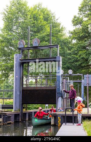 Burg, Deutschland - 22. Juli 2023: Vorbeifahrende Schleuse bei Kanutour im Spreewald Venedig mit vielen Kanälen und Wasserspaß zwischen Dresden und Berlin im brandenburgischen Bundesland Stockfoto