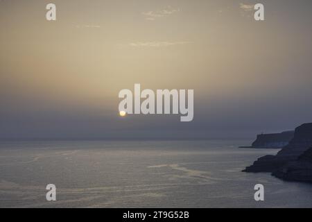 Faszinierender Sonnenuntergang über dem Atlantik auf der Insel Gran Canaria mit malerischer Bergkulisse. Stockfoto