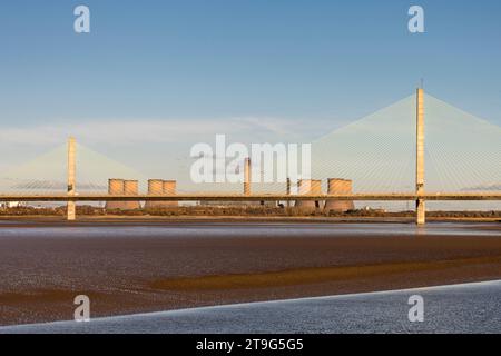 Das stillgelegte Kohlekraftwerk bei Fiddlers Ferry in Warrington, Cheshire, Großbritannien, hinter der Mersey Gateway Bridge. Die nördlichen Kühltürme (links) wurden am 3. Dezember 2023 abgerissen Stockfoto