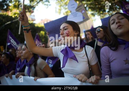 Malaga, Spanien. November 2023. Eine Frau, deren Gesicht mit einem feministischen Symbol bemalt ist, wird bei einer Demonstration des Internationalen Tages zur Beseitigung von Gewalt gegen Frauen mit Parolen gesehen. Dutzende Demonstranten gehen auf die Straßen von Malaga, um die Frauenmorde und -Mißbraucher in einer landesweiten Bewegung zu verurteilen, die jeden 25. November stattfindet. (Foto von Jesus Merida/SOPA Images/SIPA USA) Credit: SIPA USA/Alamy Live News Stockfoto
