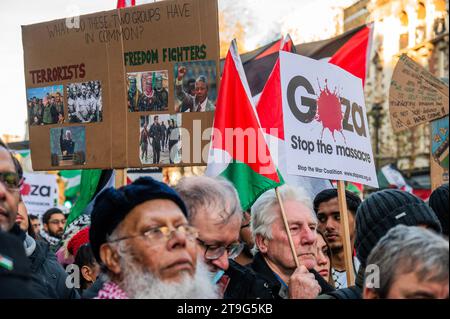 London, Großbritannien. November 2023. Ein sehr seltenes Plakat, das die israelische Regierung mit Hitler und Schnee aus den Hungerspielen zusammenbringt, während Hamas-Kämpfer, mandela und die Helden der Hungerspiele als Freiheitskämpfer dargestellt werden - Palästina-Protest, der zu einer vollständigen Waffenruhe aufruft, nachdem die vorübergehende Pause gestern in Kraft getreten ist. Sie marschierten von Park Lane nach Whitehall. Die Menge reagiert weiterhin auf den jüngsten Ausbruch der Gewalt und die israelische Reaktion im Gazastreifen. Der Protest wurde von Stop the war, der Palestine Solidarity Campaign UK und Friends of Al Aqsa organisiert. Gutschrift Stockfoto