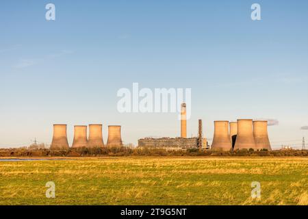 Das stillgelegte Kohlekraftwerk bei Fiddlers Ferry in Warrington, Cheshire, Großbritannien, aus dem Naturschutzgebiet auf Wigg Island. Die nördlichen Kühltürme (links) wurden am 3. Dezember 2023 abgerissen Stockfoto