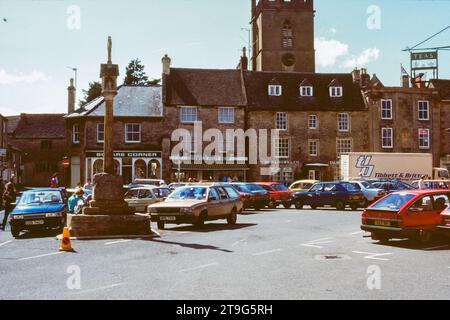 Market Square, Stow-on-the-Wold, Gloucestershire. Allgemeine Ansicht des Stadtzentrums aus dem Jahr 1985. Gescannt von Kodachrome-Transparenz. Stockfoto