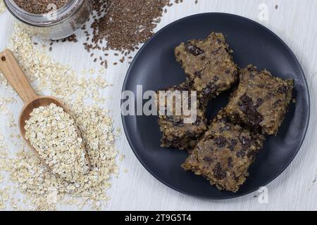 Köstliche und nahrhafte hausgemachte Hafer Bananenfrühstücksriegel mit reichhaltigen Schokoladenstücken, Flachssamen und Mandeln, ein verführerischer Leckerbissen für einen nahrhaften Sta Stockfoto